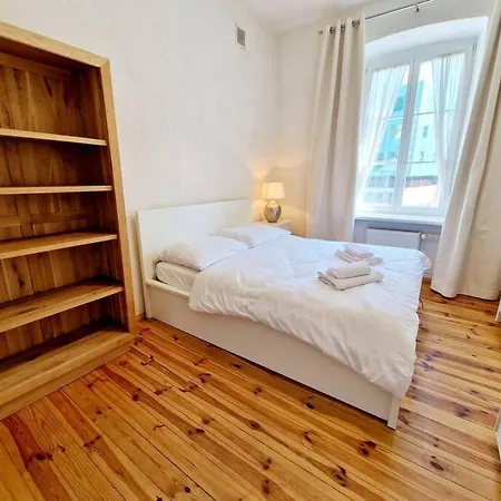 Separated Bedroom, Living Room, Fast Wi-fi, 50m2 Litewska 12